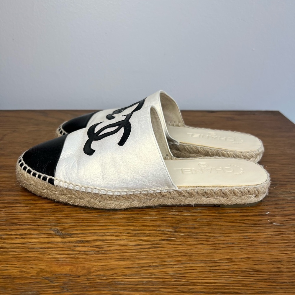 CHANEL Size 36 • CC Mule Espadrilles Leather Iridescent Cream Slides. - Picture 4 of 7